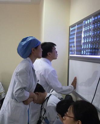 ��һ�w�μ����������ÿ�춼�����y�s�Y��Σ�ز��˴򽻵��������������؄e�����挦ӛ�ߵ��ᆖ����?q��)���ȻһЦ������Щ��������Ⱦ��������ʼ�\�಻�����������t(y��)������Ⱦ���L�U����һЩ����ͻ�l(f��)�����l(w��i)���¼���ǰ�������ƴ���Ǜ_��һ���������҂��ɵľ����@��������Ҳ�����T����Ҫ�f�������䌍��Ҷ�����ÿ���挦�����r����ϣ�������ܜp��ʹ����Ҳϣ�����˼Ҍ��������҂��ѽ�(j��ng)�M�������������������?q��)��ƺ���Ը���ӛ�߷������ڹ����еĿ옷��ÿ�������e�O���ȵ�Σ�ز����D(zhu��n)Σ�鰲�r��ÿ�����ĵİ�ο�ͽ��ʹ���˵�Ę������Ц�ݕr��ÿ���������˿��ͳ�Ժ�r����?q��)������ĈF꠿���һ�N��ͬ���ܵĸ��X�����@���r�����Ϳ������Լ������ărֵ�����������t(y��)��Ժ�����������R�����Vӛ������Ҫ������һ�������ƴ���������������҂���Ҫ���������ı�����ҲҪ����󱳺��ԭ��[Ԕ��]