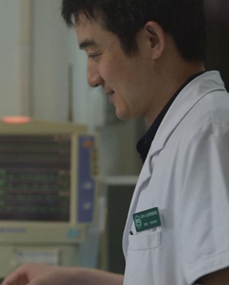 ���������K���������@�Ą��ǁ��������K���g(sh��)һ�cҲ�����^��������Ѫ�ܲ��t(y��)Ժ������������K�����衱ÿ�춼������������t(y��)�����g(sh��)��ͬ�r��Ҳ�黼�ߎ�������ϣ�����@��һ����ͨ�������������t(y��)Ժ��늽��������o̓ϯ��������Ӗ(x��n)���t(y��)���������錣ע�ض�������Ļ�ϵ����g(sh��)��ʾ�����g(sh��)�������t(y��)��(w��)�ˆT�����ھo��æµ���������ڻ����ر����_�ׂ�С�����@�ׂ�С�׾��Ǵ�ͨ����c���K��ͨ����ͨ�^�@�ׂ�С�ף�һ�_��(f��)�s�����K���g(sh��)�ڎ׺�������ѪҺ����r�����Ƀ��������_ʼ�ˡ��@�_���g(sh��)���t(y��)�W(xu��)���Q�ǡ���ǻ�R�¶�����ÓQ������һ���̌W(xu��)��ʾ���g(sh��)�������t(y��)���Ǹ����t(y��)ԺԺ�L��������������t(y��)�����ܡ������t(y��)Ժ��Ѫ����������������İ�Ĥ���g(sh��)������2014�긷���t(y��)Ժ����˳��^4000����Ĥ���g(sh��)�����g(sh��)�^���У������t(y��)��ͨ�^��ǻ�R�^�컼�ߵ����K��r������е�Ď����£��������(n��i)�������ش��_һ�lֱͨ���K����ġ�ͨ�������t(y��)����ҕ������ǻ�R�Ď��I(l��ng)�£����_(d��)����Ҫ��Q�����K��Ĥ���@�������g(sh��)��ʩ����Ҫ��ꇵء���[Ԕ��(x��)]