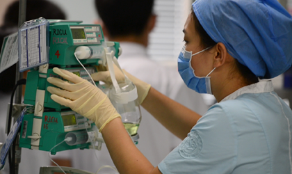 ICU�t(y��)�������ӟ��ɵ�һ��(g��)���g��һ������һλ���������Ƀx����������Σ�ذY�O(ji��n)�o(h��)������׺����X�����r(sh��)�g�����������߲������������������C(j��)�������۾������컨�忴������Ͷ������@����һ�D(zhu��n)��s����һ�������t(y��)���o(h��)ʿ�������������������L(f��ng)��һ�D(zhu��n)�����״�ӵ�Ӱ�ӱ���ʧ�ڹս�̎���mȻ���l(w��i)�����˵Ľ������t(y��)�����Լ��s�^�ò���ô��������ҹ��������������̻�����������������O(ji��n)�o(h��)�ҵ��t(y��)���B�S�D(zhu��n)��һ�̲����x�_���ߣ��ώ���Ҫ�邀(g��)�g϶һ��С��������S����ώ׿����Y�v�ߵ��t(y��)��߀Ҫ��Փ�ģ����n�}���������ȱ�X����ƽ���Ġ�B(t��i)�������@������������ѽ�(j��ng)��һ���ܸ����ճ�������(ji��)����t(y��)���������黼����߅�c����(du��)�����l(w��i)ʿ��߀�ô���ˡ��־Ñ�(zh��n)����[Ԕ��(x��)]