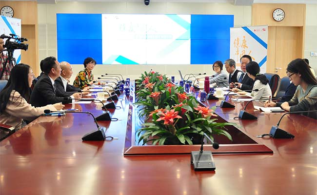 ��һ������ε��ƽ����{�� ���Ӿ���(zh��n)��������