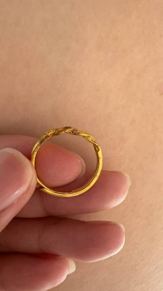 消費(fèi)者通過“人民投訴”平臺(tái)反映在電商平臺(tái)花1120元購買的黃金戒指掉漆脫色，商家店鋪關(guān)閉無法售后，電商平臺(tái)推諉拒絕退款賠償。（圖片來自“人民投訴”用戶）