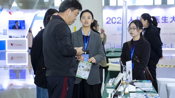 嘉賓參觀智能化應(yīng)用場景展。