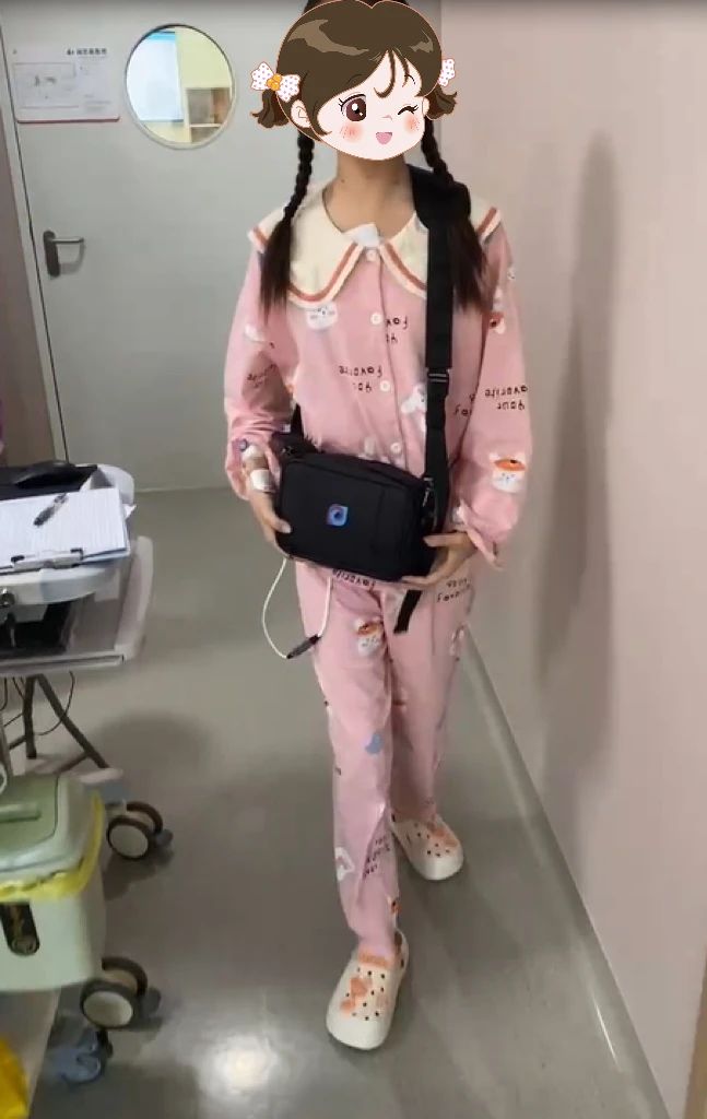 2023年，美美術(shù)后佩戴人工心的照片。圖片由浙大兒院提供