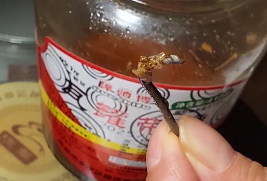 網(wǎng)友通過人民網(wǎng)“人民投訴”反映在網(wǎng)購的罐裝帶魚中吃出鐵釘。（圖片來自“人民投訴”用戶）