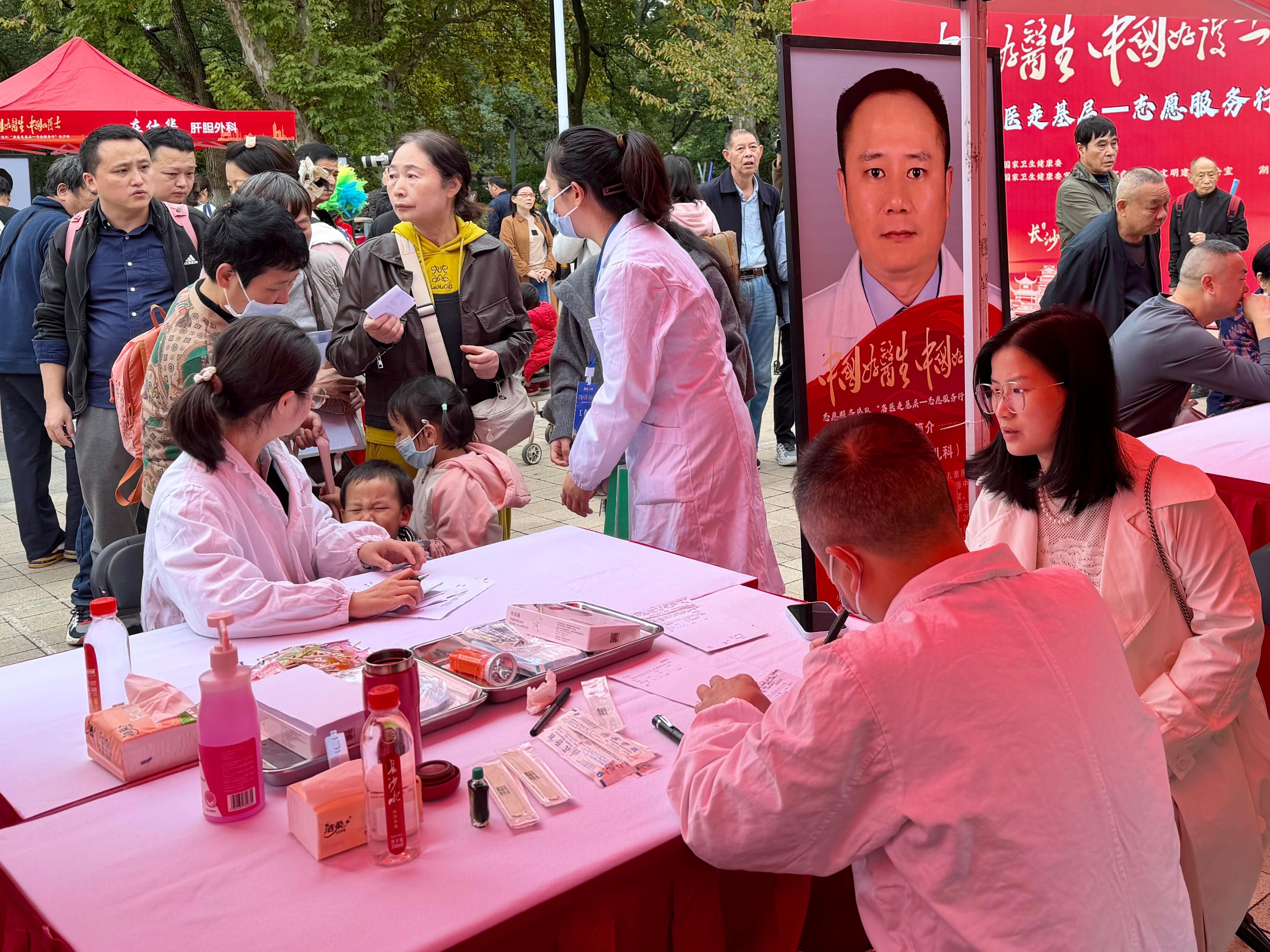 義診現(xiàn)場。人民網(wǎng)記者 丁亦鑫攝