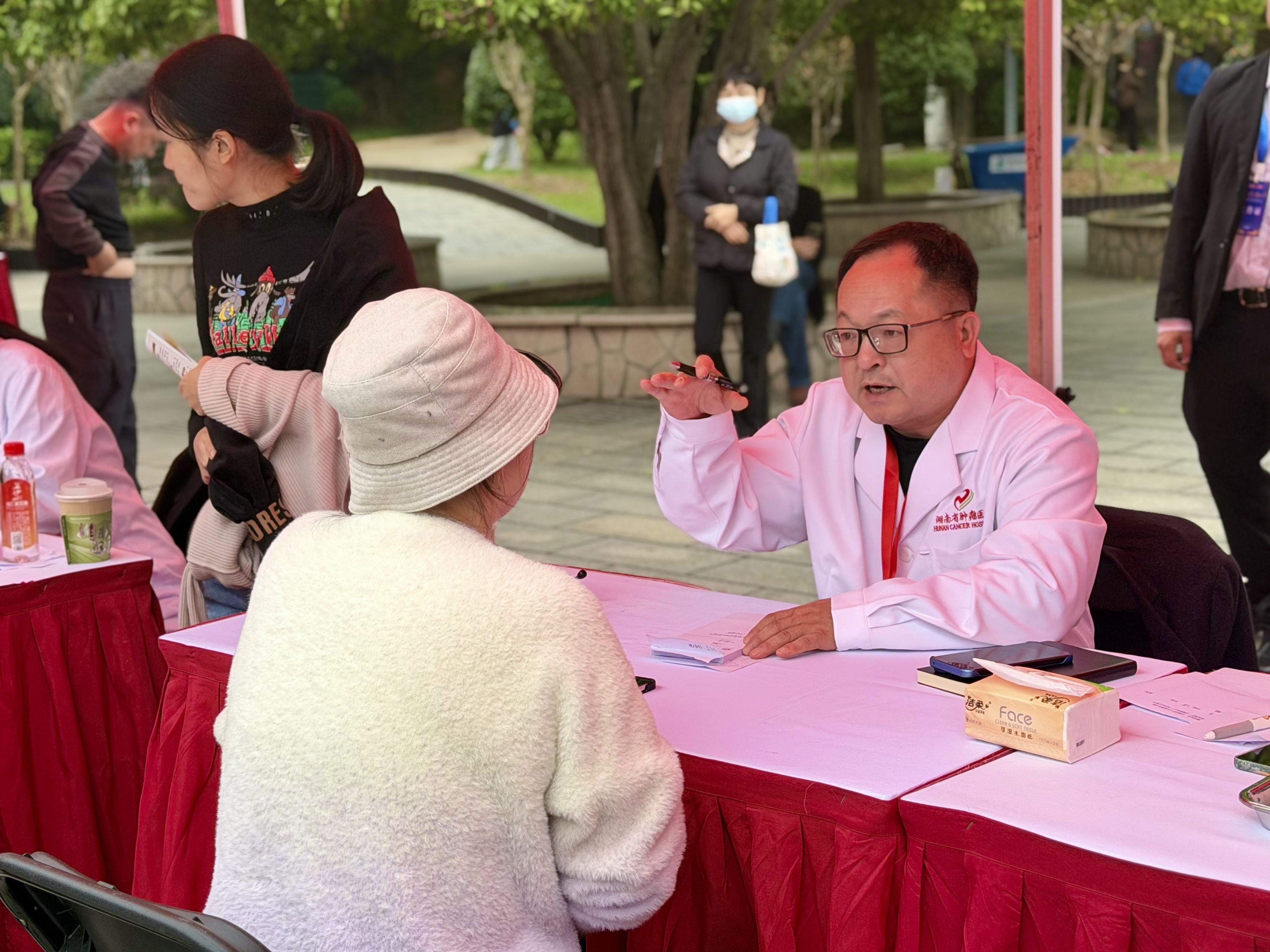 群眾在向義診醫(yī)生咨詢。人民網(wǎng)記者 丁亦鑫攝